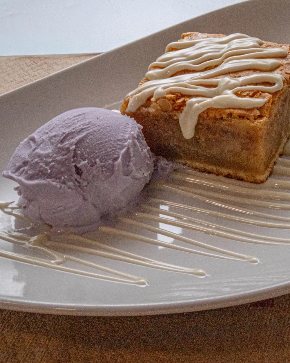 Blondie con hilos de chocolate blanco y una bola de helado de violetas