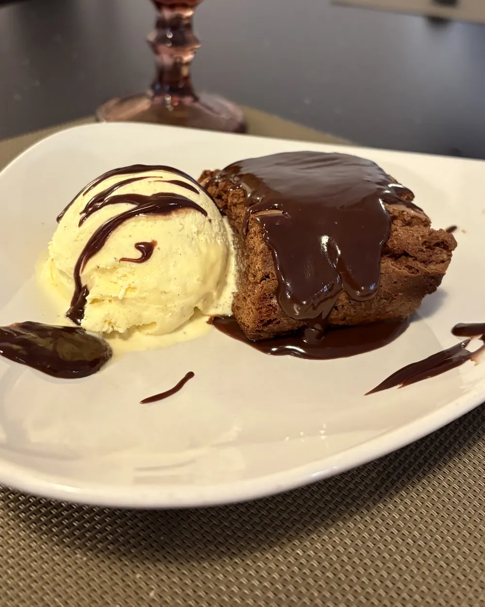 Brownie con chocolate caliente y bola de helado de vainilla