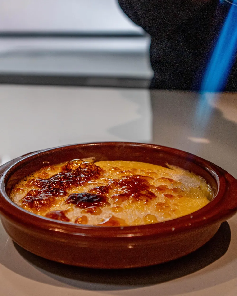 Crema catalana en cazuela de barro recién caramelizada