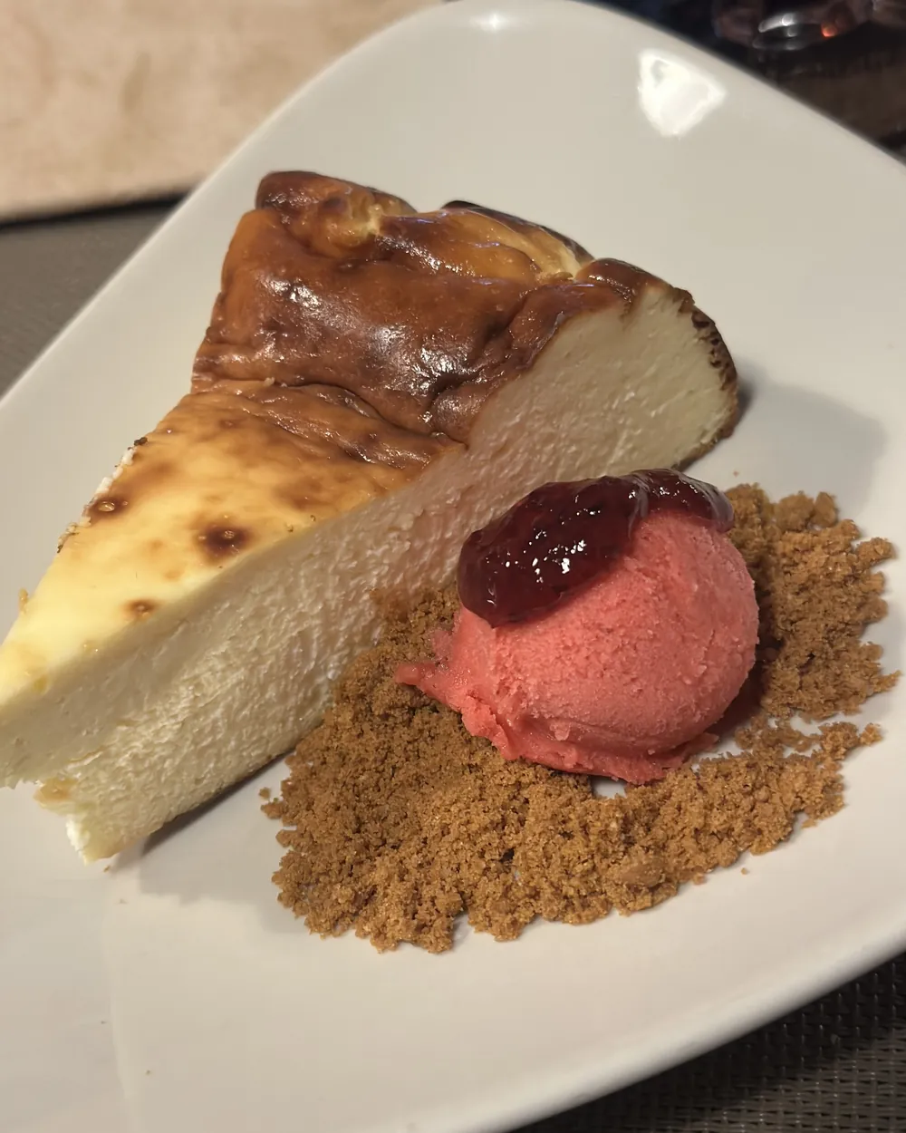 Tarta de queso con tierra de galleta Lotus y sorbete de frambuesa