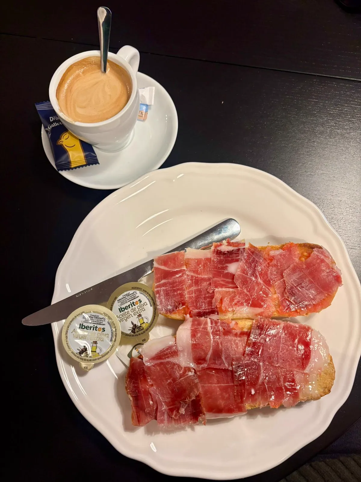 Tostada de jamón ibérico con café en taza Dromedario