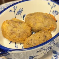 Croquetas de morcilla en cuenco de Talavera
